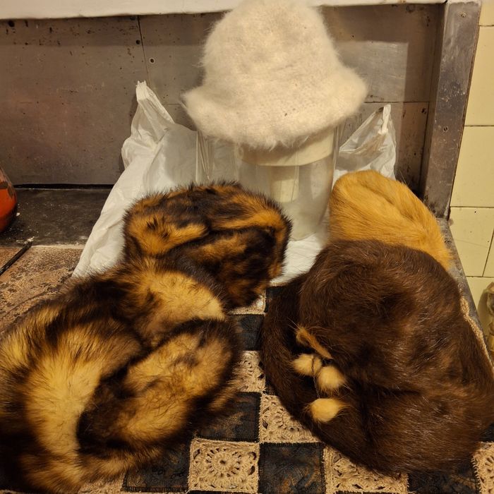 Мужские и женские зимние шапке