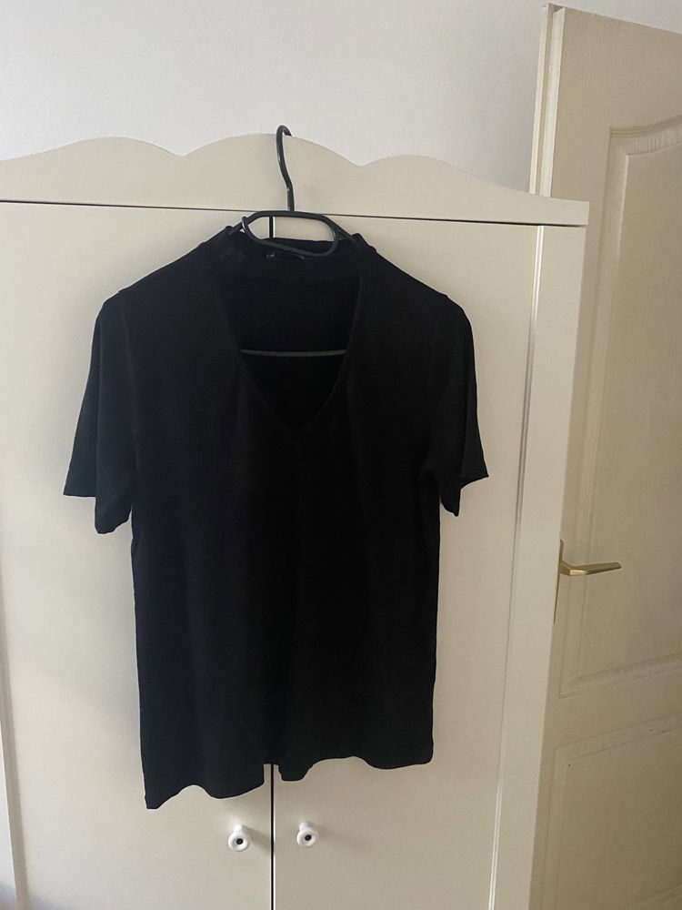 Czarna koszulka z krótkim rękawem choker pull & bear