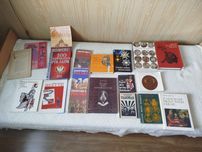 Broń w dawnej Polsce, Monety polskie, Szachy, Herby Polaków