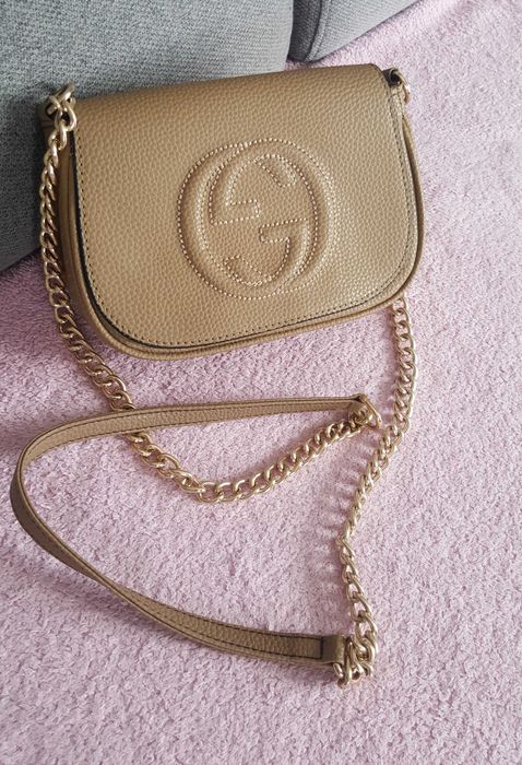Brązowa torebka stylizowana na Gucci