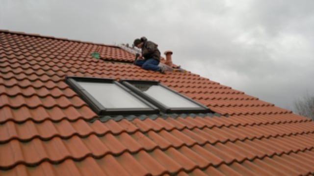 Naprawa dachu kominy uszczelnienie papa gont przecieki kominy Dekarz