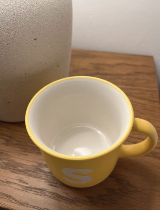 Caneca amarela com letra S - prenda/presente - novo