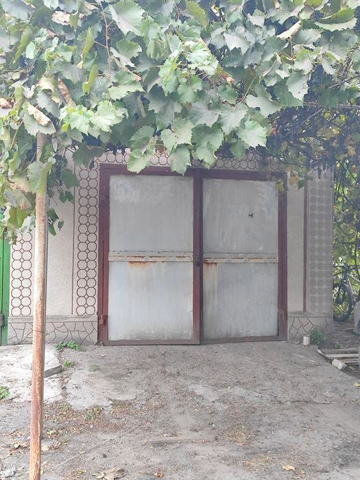 Продам трикімнатну квартиру з двоповерховим гаражем в центрі селища