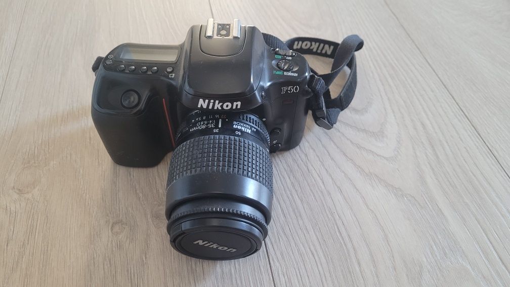 Nikon F50 z obiektywem