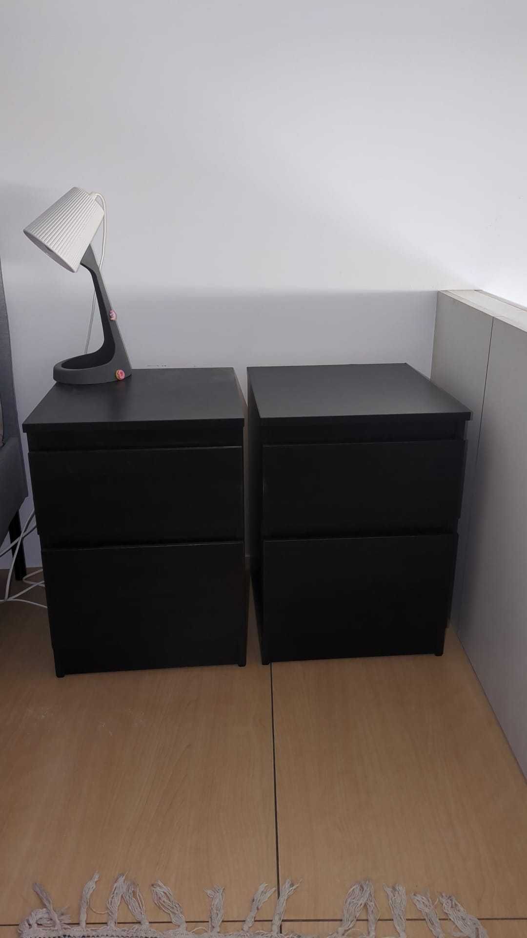 Cómoda mesa de cabeceira
