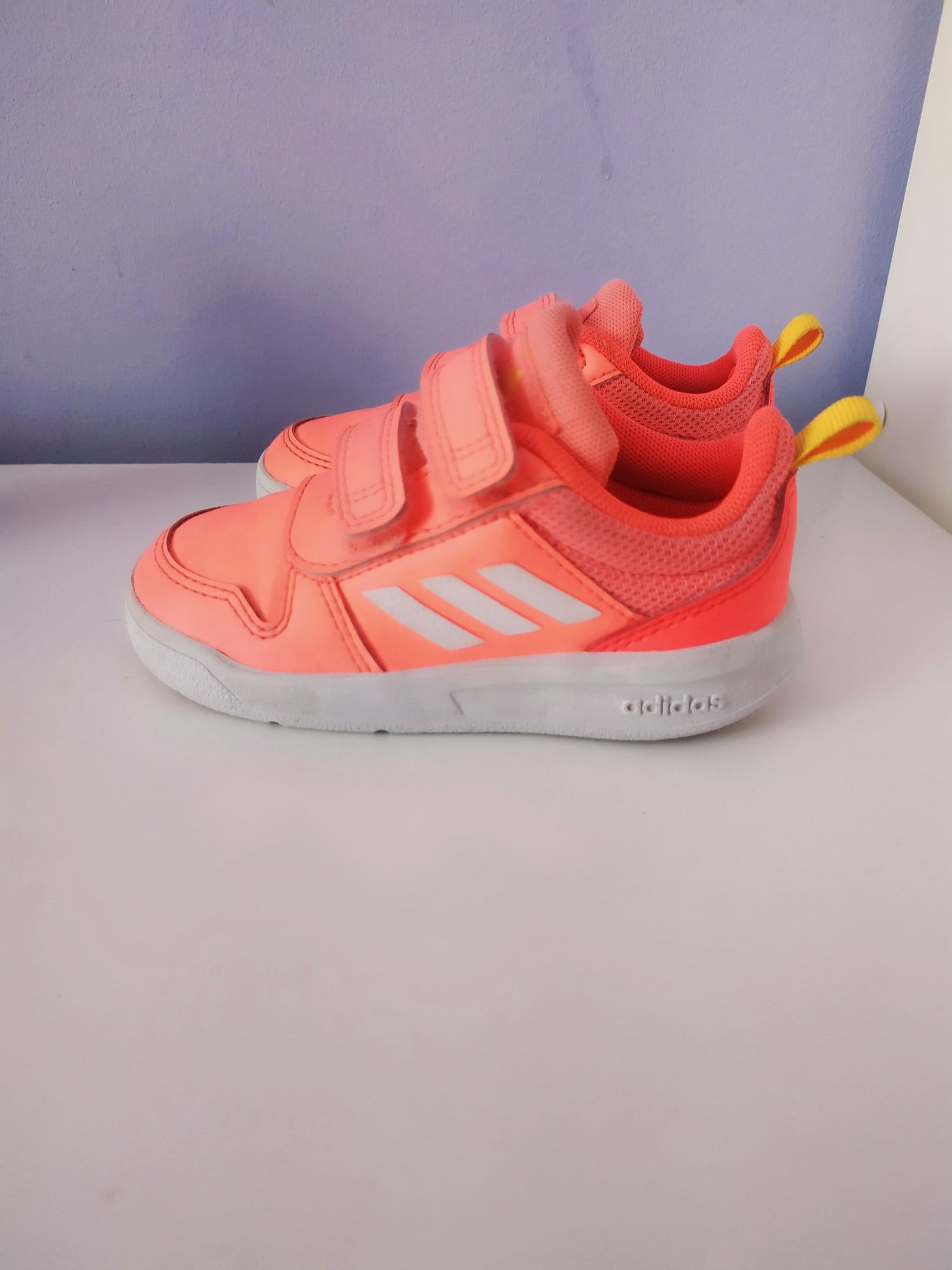 Neonowe buciki Adidas 22