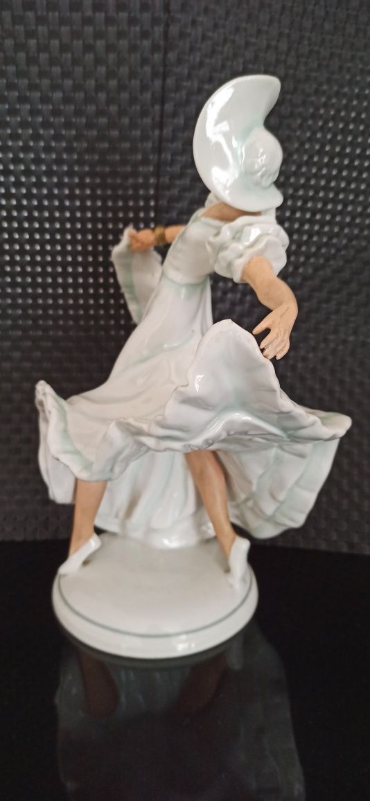 Wielka Figurka tańczącej Kobiety w Kapeluszu h 27 cm