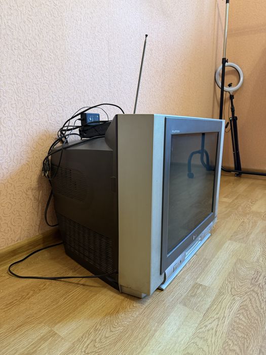 Телевізор LG  ламповий працює без проблем