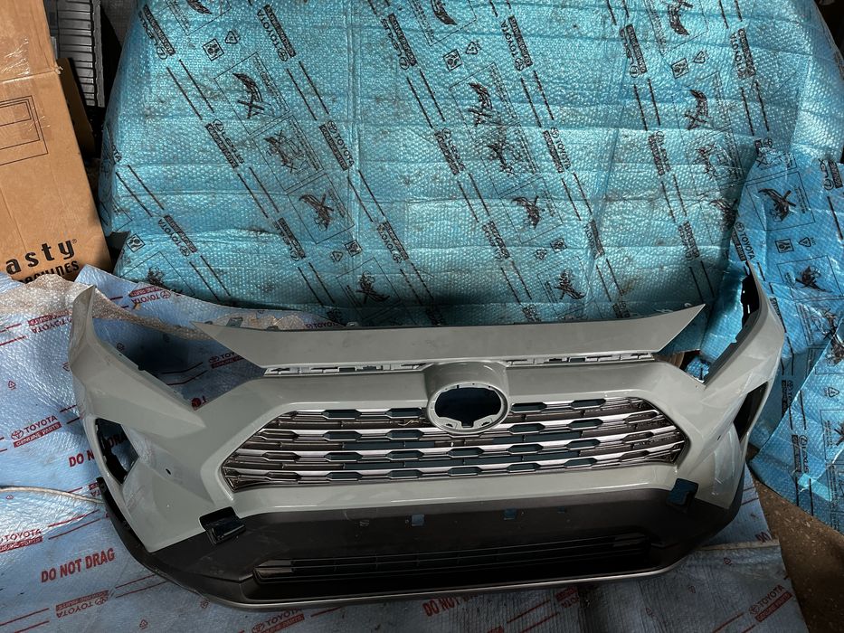 TOYOTA RAV4 V zderzak przedni