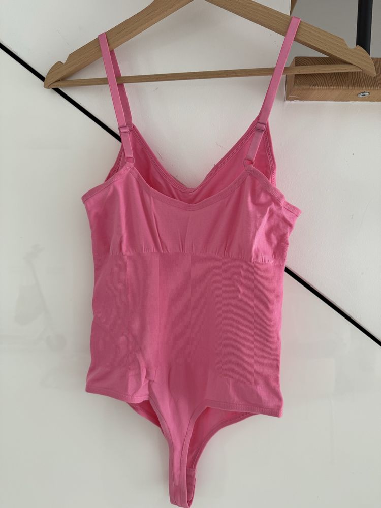 Modelujace, wyszczuplajace body, zapinane na haftki, rozm, M, 38