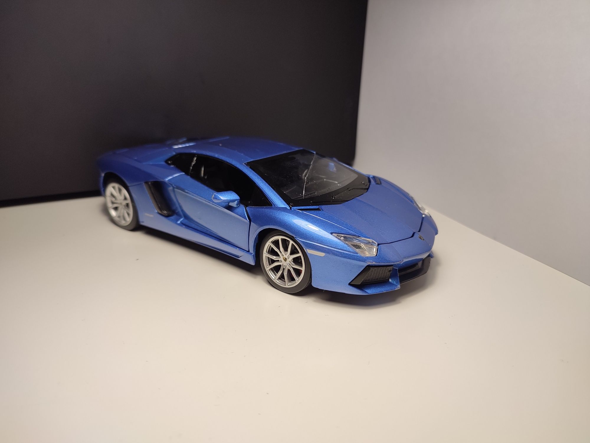 Модель 1/24 Lamborghini Aventador