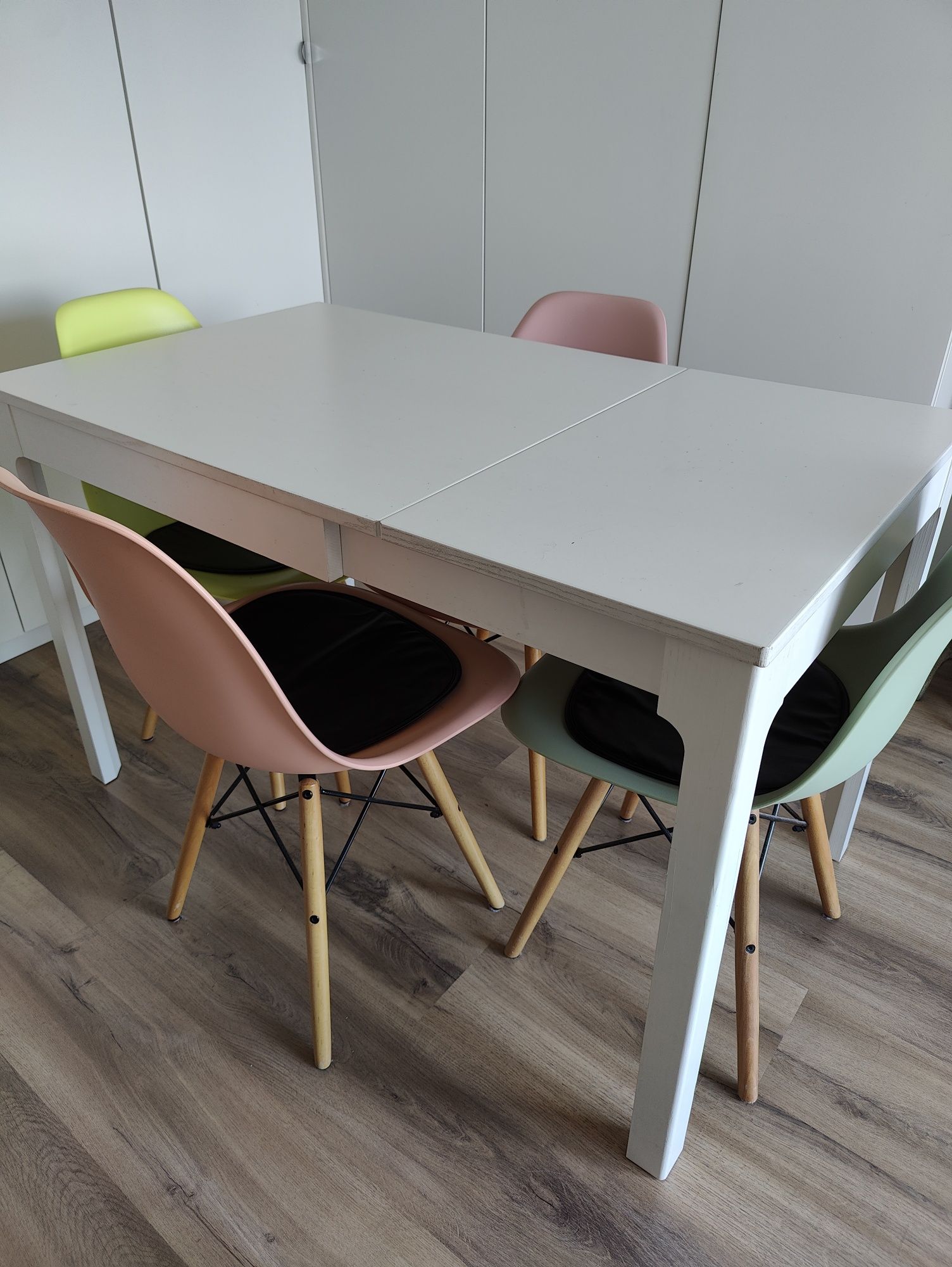 Mesa extensível e cadeiras
