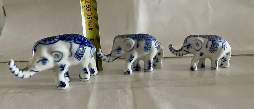 Elefantes em ceramica