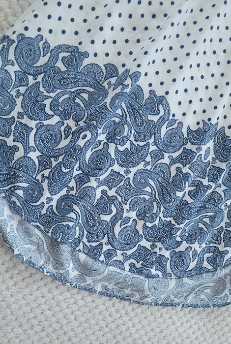 Piękna sukienka koszulowa z długimi rękawami w kropki print ornament