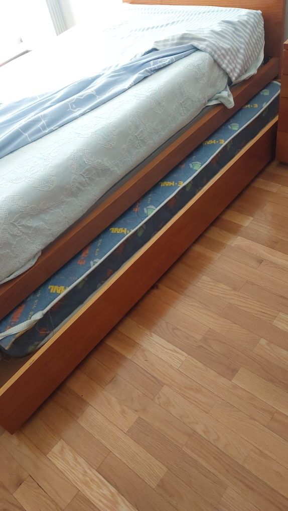 Cama solteiro e mesa de cabeceira