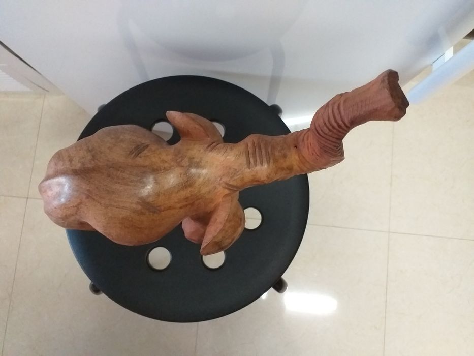Estatueta elefante em madeira,boa dimensão,impecável,em mão,veja zonas