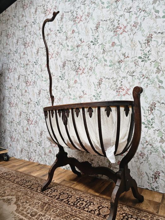 Zabytkowa rzeźbiona kołyska dla dziecka #952 Stylowy Węgrów