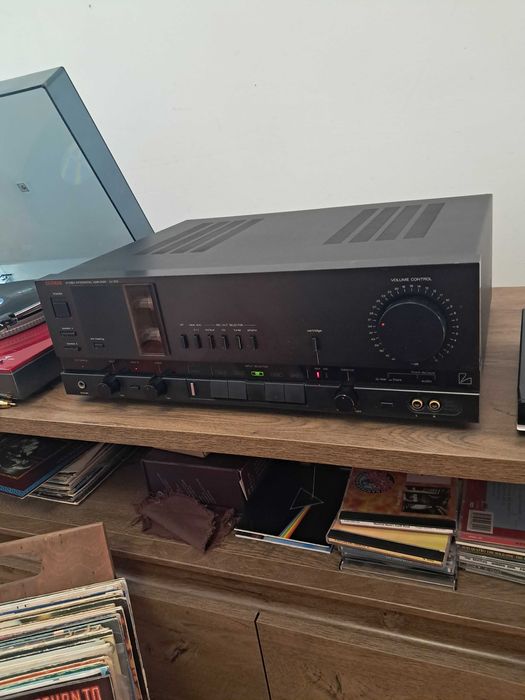 Підсилювач Luxman LV-103 Amplifier