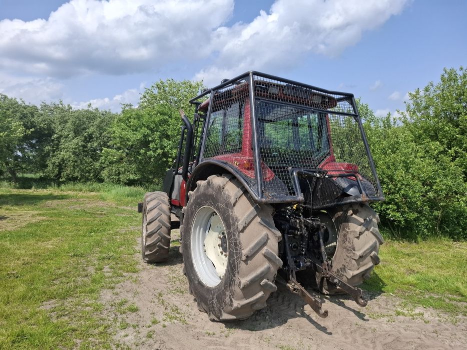 Valtra M150 z zabudową leśną