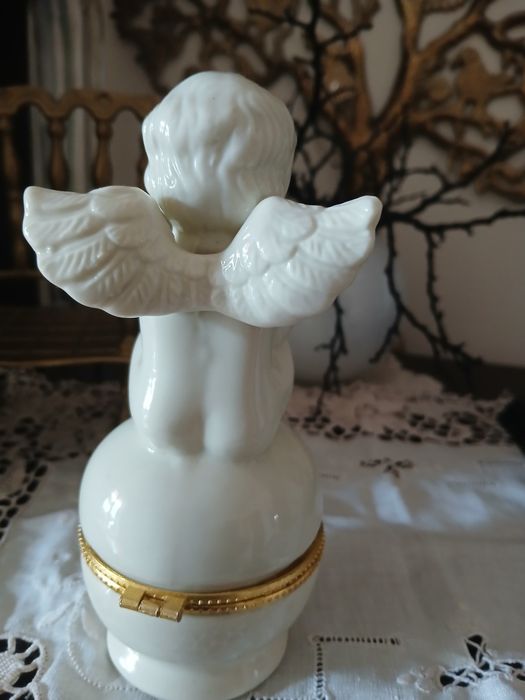 Продам  форфоровую шкатулочку для украшений Германия. Винтаж.