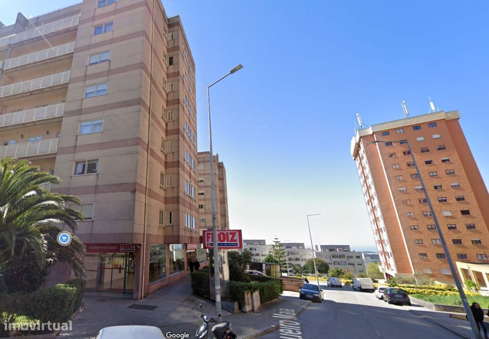 Garagem Espaçosa e Versátil em Gaia - Ideal para Veículos ou Arrumação