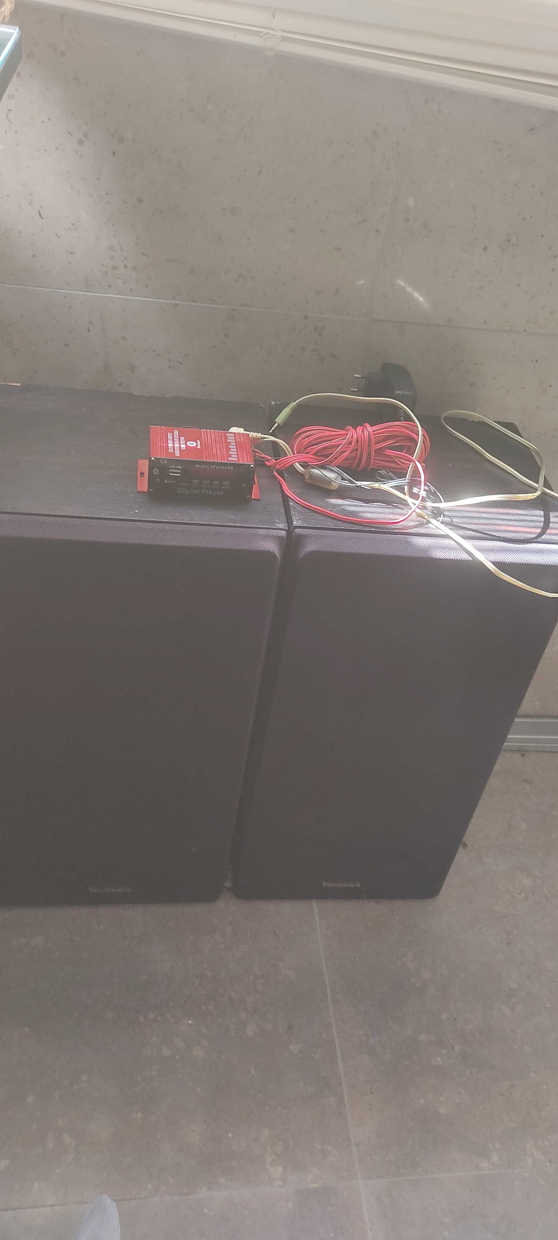 2 colunas com amplificador de 100 W.