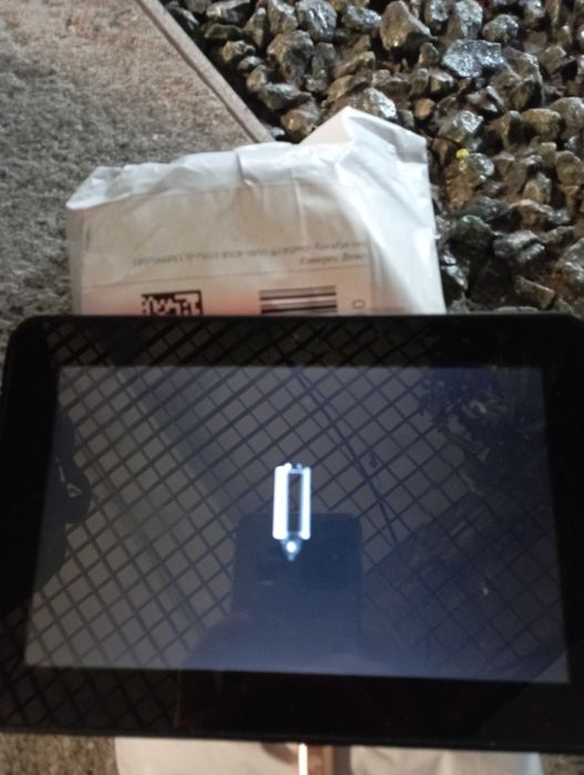 tablet, telefon c3530, ładowarka GP do ładowania baterii AA I AAA
