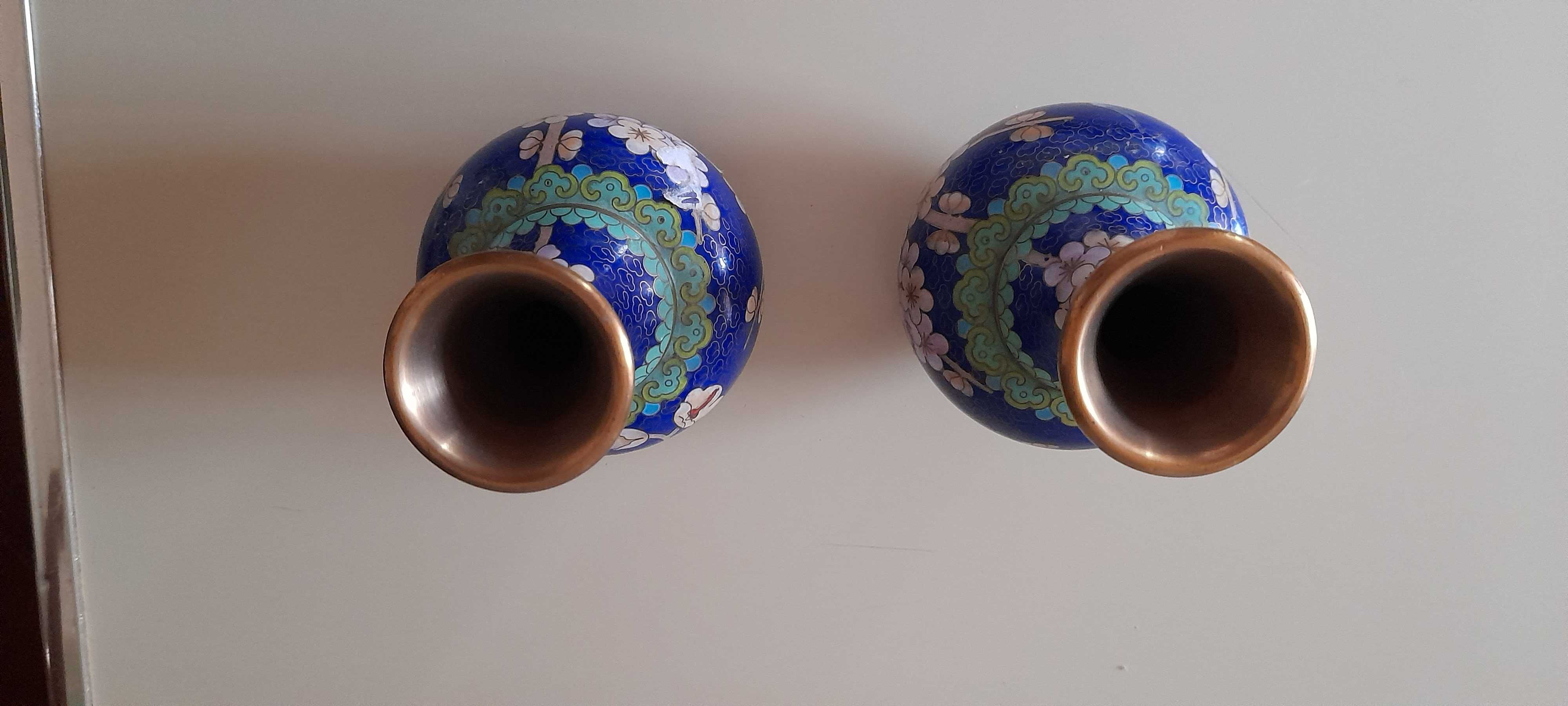 Par Jarras em Cloisonné, China, decorada com flores, séc. XX