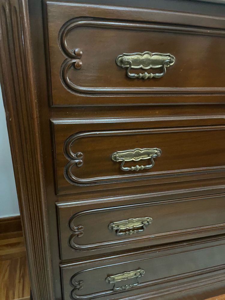Cómoda de 4 gavetas com espelho