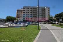 Apartamento T3 com duas frentes, no centro da Vila de Prado!