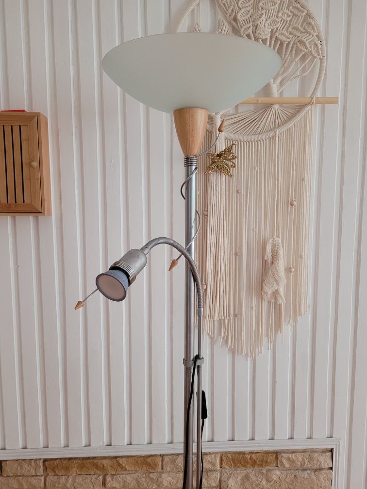 Lampa stojąca podłogowa