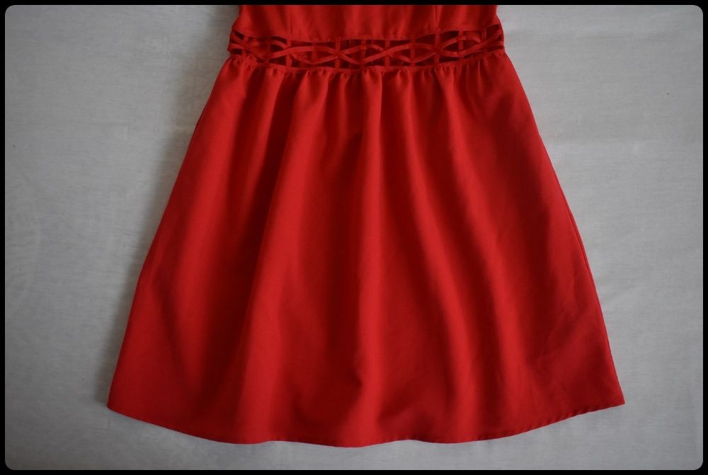 Piękna czerwona sukienka H&M 42 XL wycięcia na brzuchu