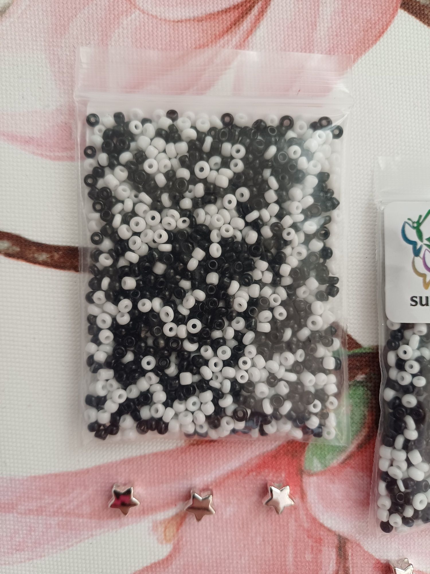 Białe i czarne koraliki do robienia bransoletek, srebrne gwiazdki
