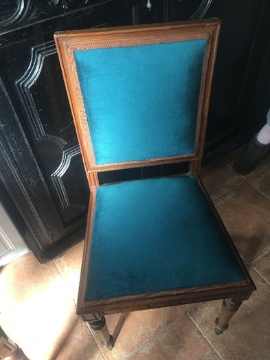 2 Cadeiras antigas forradas veludo