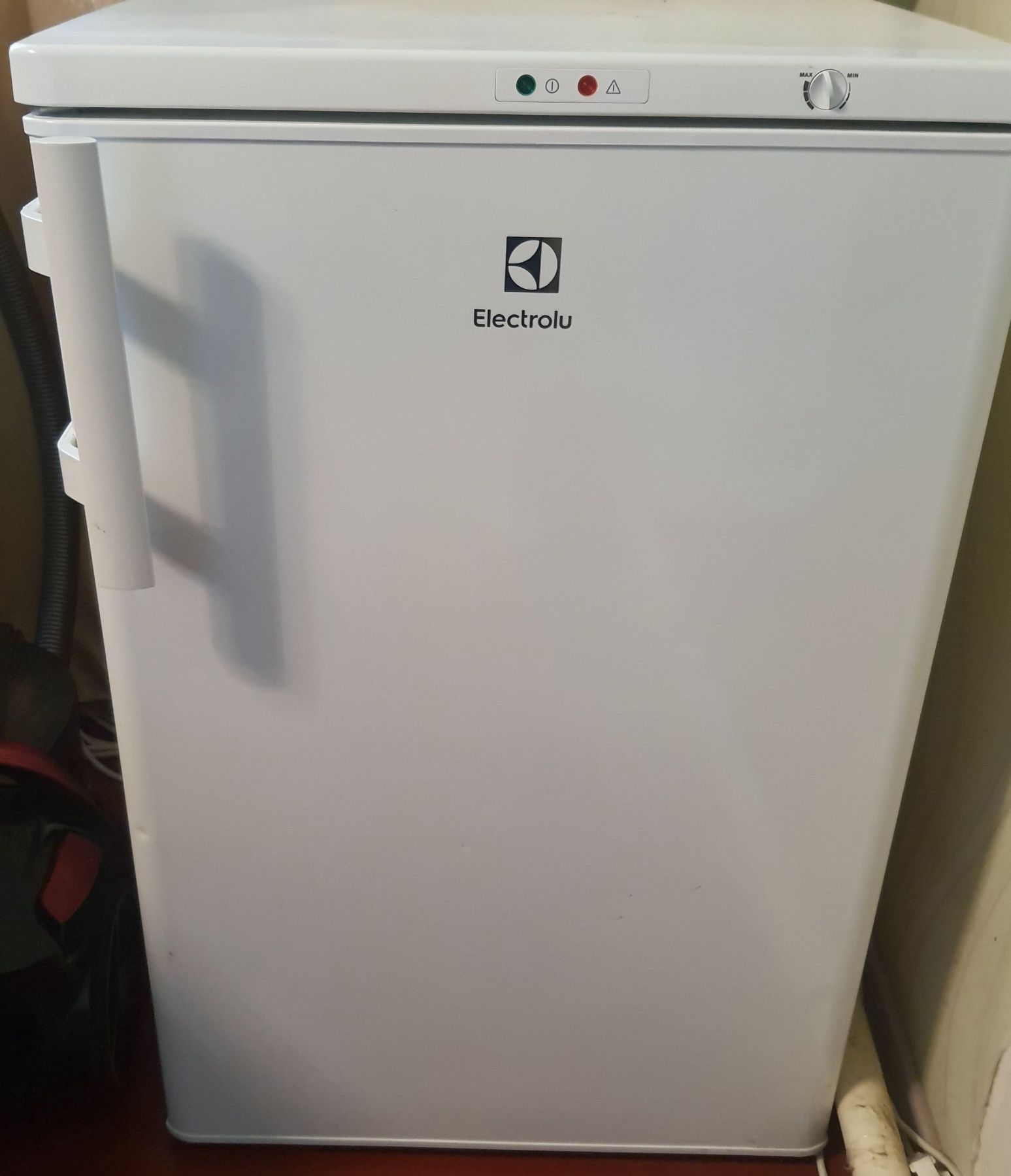 Морозильна камера Electrolux EUT1106AW2