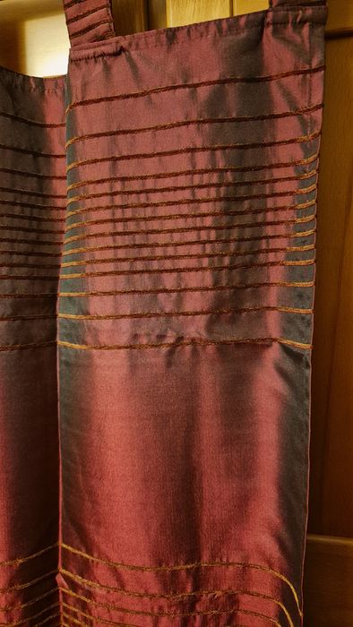 Três cortinas bordô metalizado