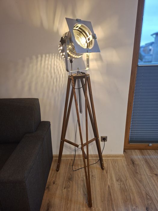 Lampa stojąca a'la studyjna