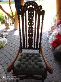 Fotel drewniany.