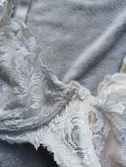 Biustonosz kremowy, stanik koronkowy 85D