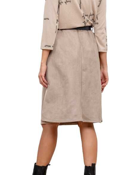Zamszowa spódnica o trapezowym kroju z paskiem i kieszeniami beżowa