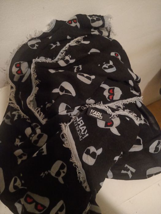 Sprzedam prawie nowy markowy szalik brenda Karl Lagerfeld