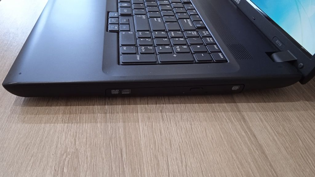 Laptop 17,3" NP-R719