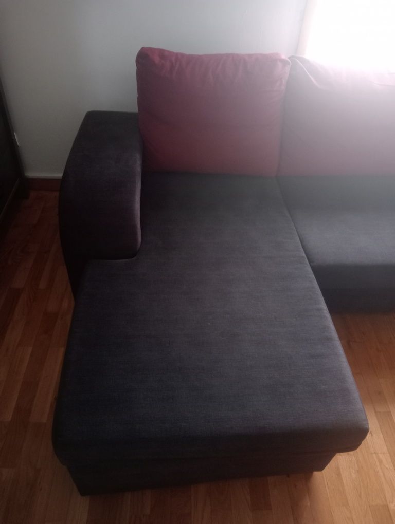 Sofá com chaise long e 2 bancos (pagamento só em dinheiro).