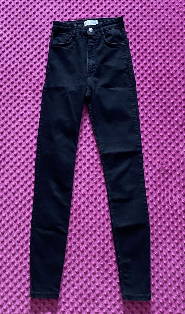 Spodnie dżinsowe Zara. 34. Czarne Jeansy.