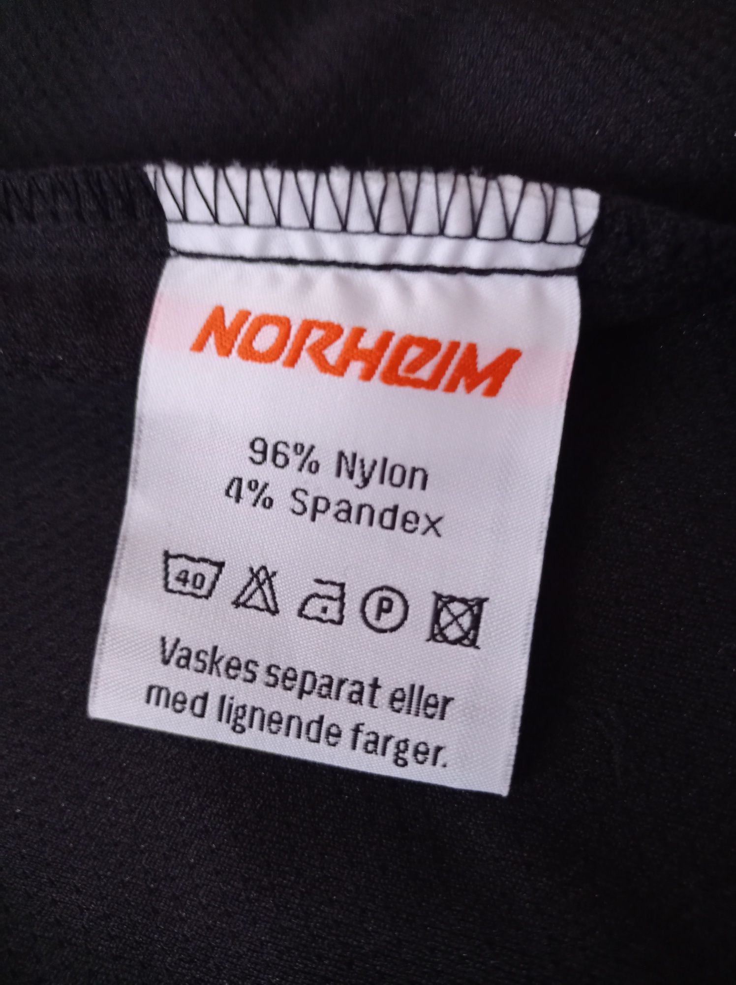Норвежская куртка софтшелл на 10 лет.