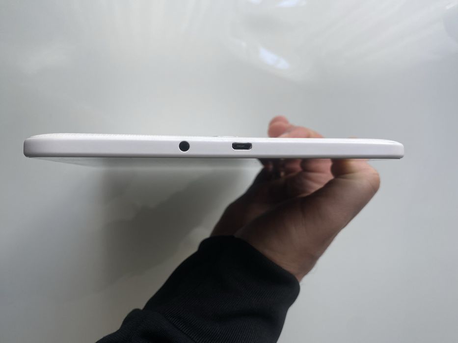 Планшет samsung SM-T 561