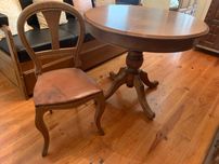 Mesa de sala com seis cadeiras em pele