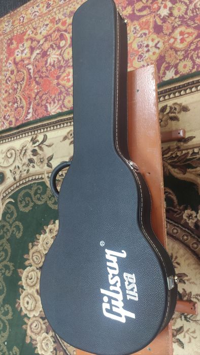 Продам гитару с кофром