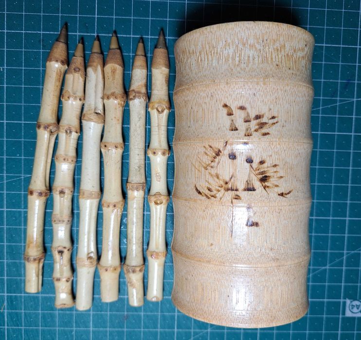 Porta-canetas de bambu com 6 canetas.