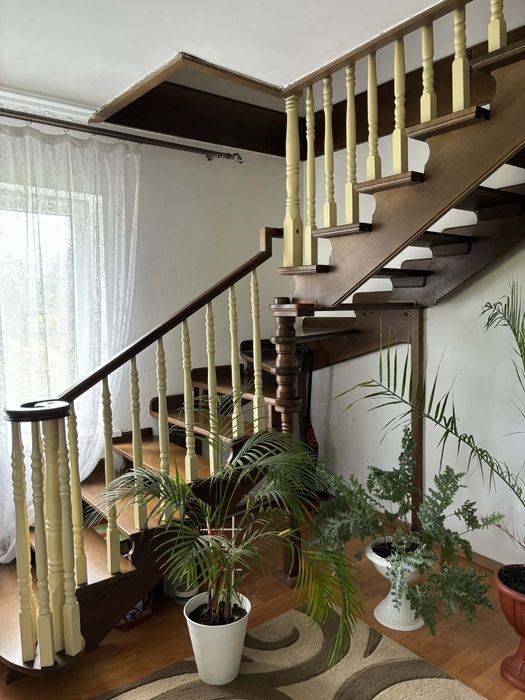 Продаються Дерев'яні Сходи